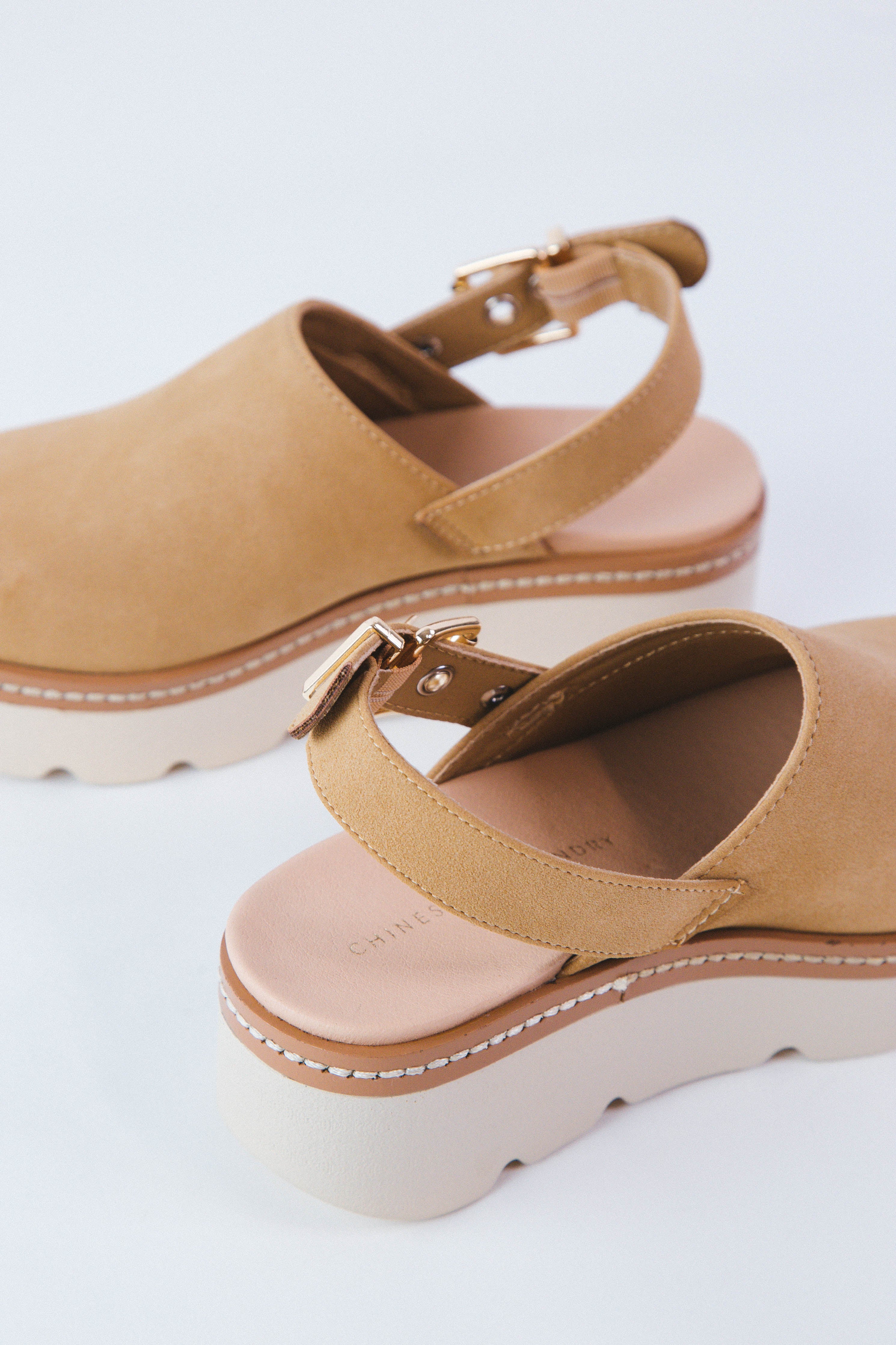 Mojo Suede Clog Camel | Chinese Laundry Chinese Laundry 
                                 
                                213186 