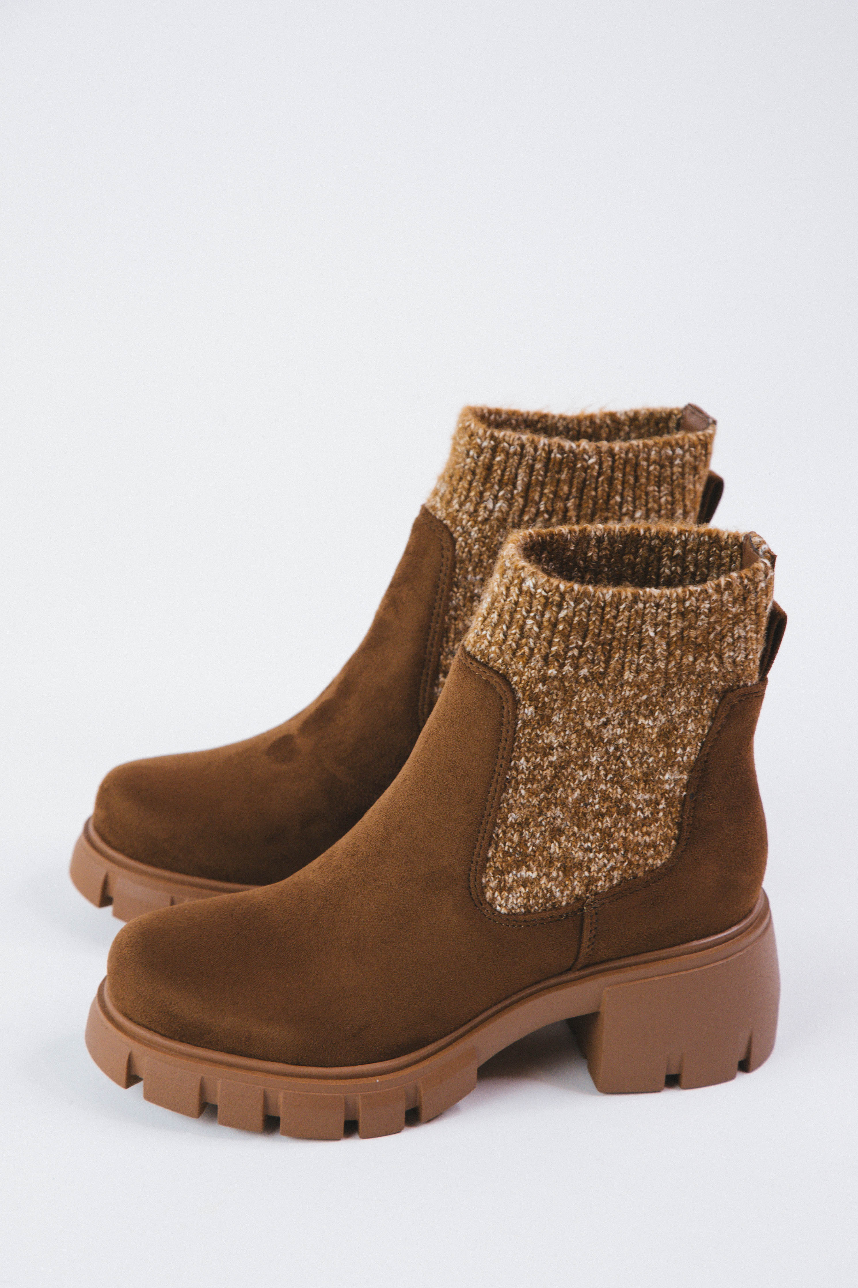 Zordy Ribbed Ankle Lug Sole Chelsea Boot Walnut