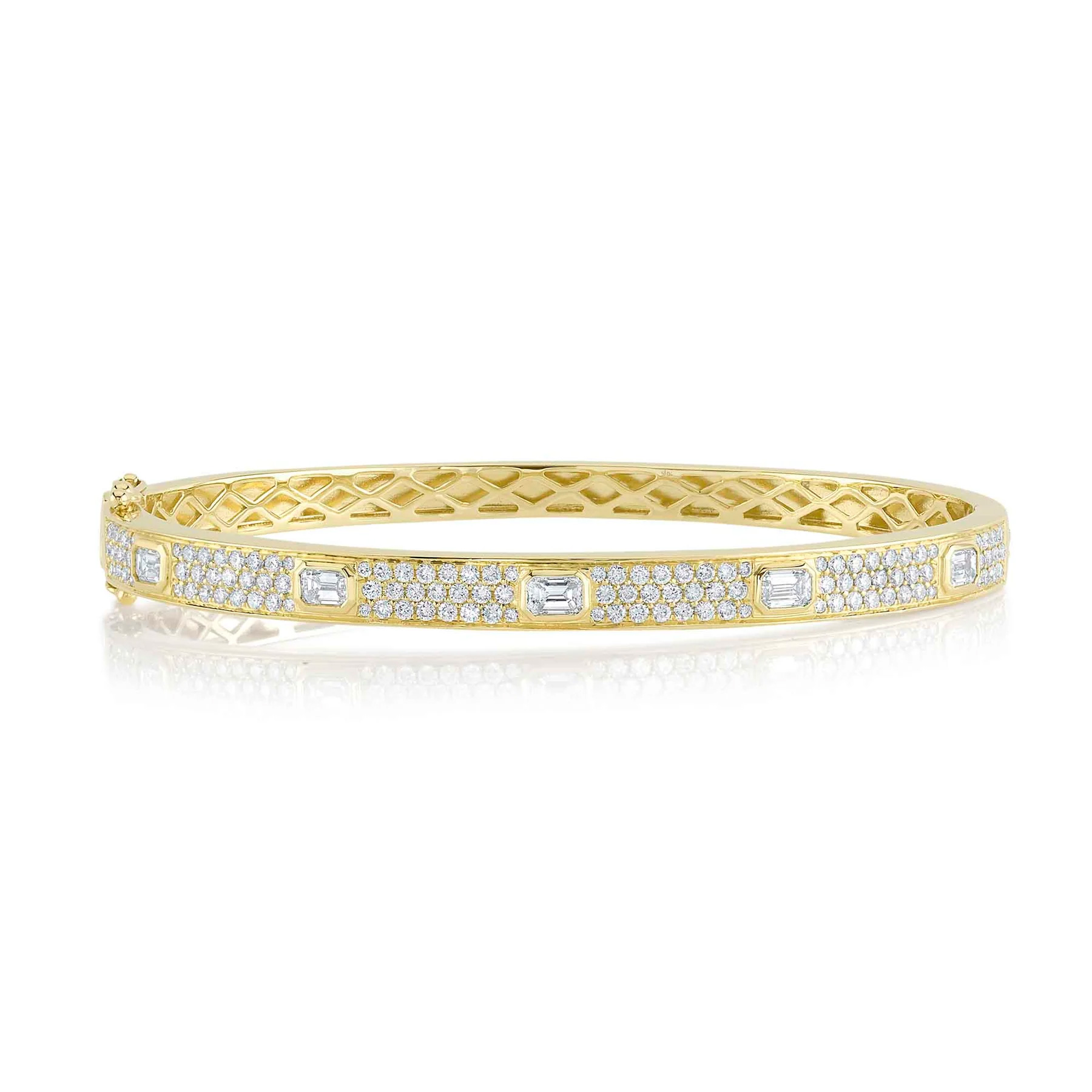 Shy Creation 1 3/4ctw Emerald and Round Diamond Yellow Gold Bangle Bracelet